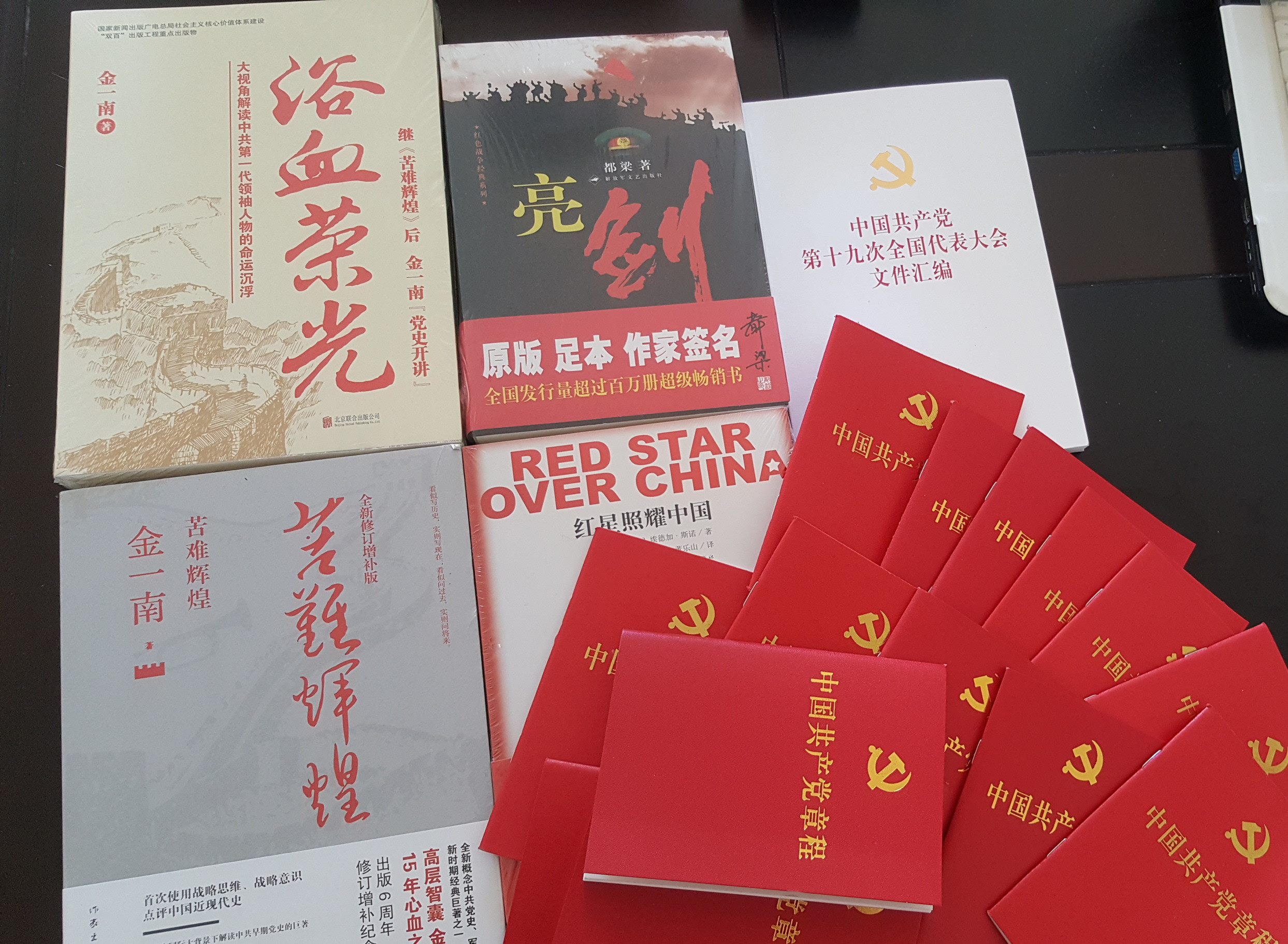 三公司第二直管部發(fā)放紅色典藏書籍.jpg